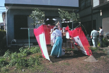強風の中準備中